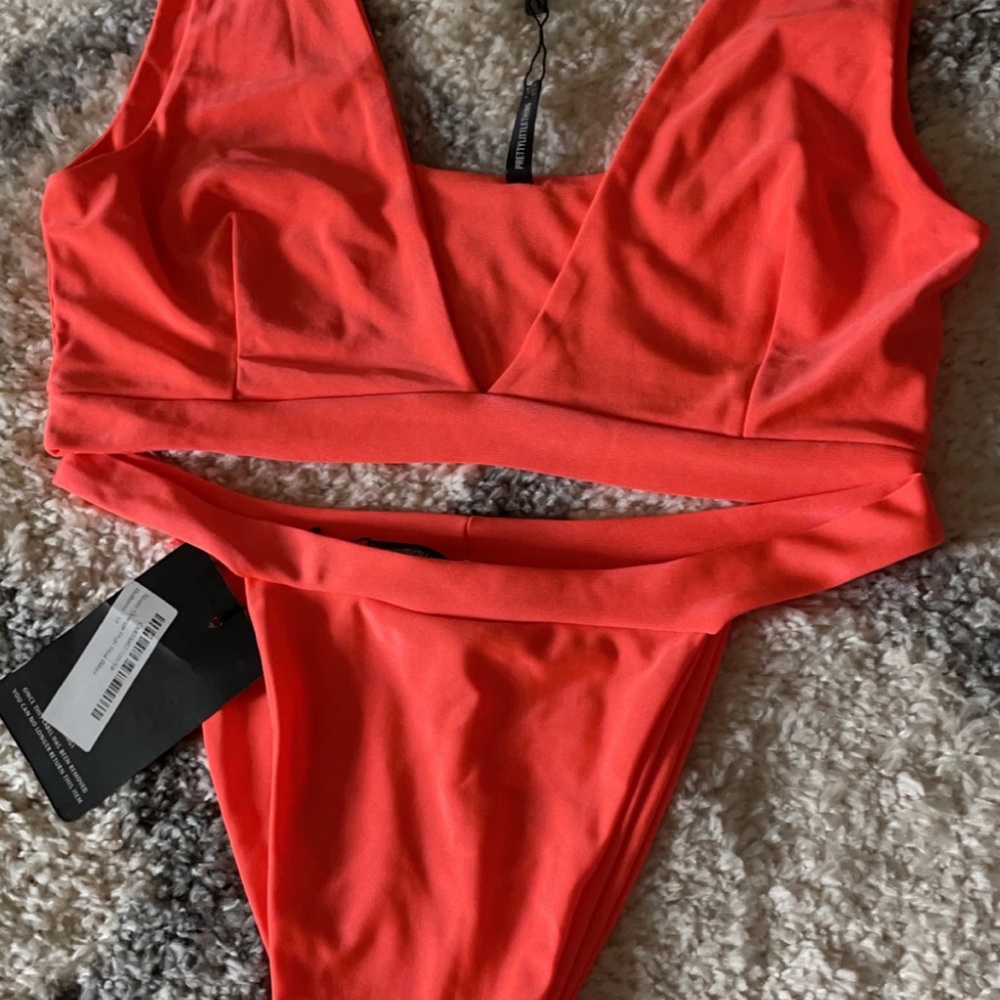 Bikini - Picture 3 of 3